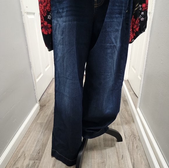 Women's Wide-leg Jeans - Picture 4 of 7